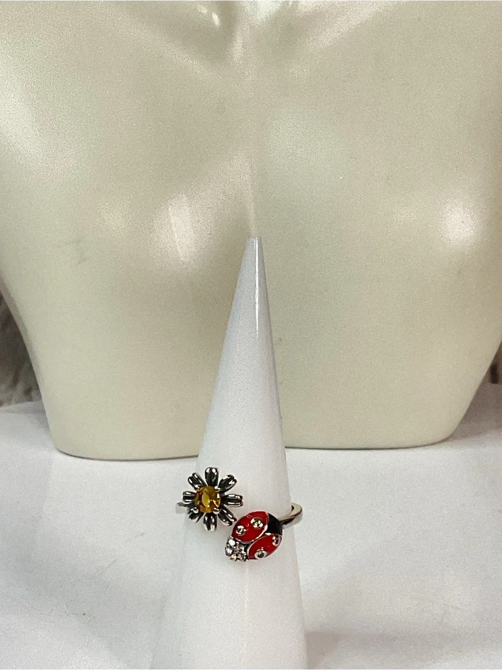 🌟🌟 S925 Sterling Silver Open Ring with Red Enamel Ladybug and Yellow Daisy
